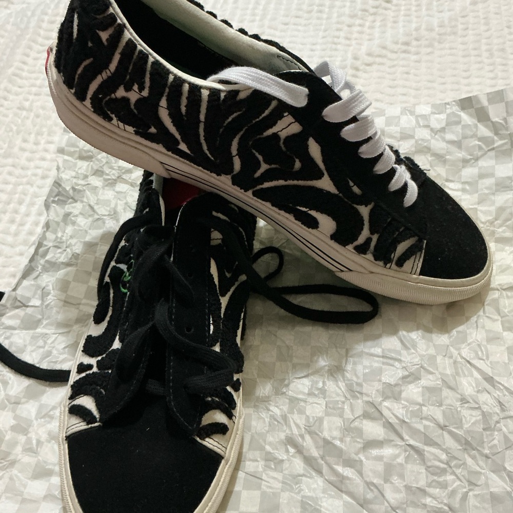 Vans Black and White Patterned Sneakers - Picture 3 of 5